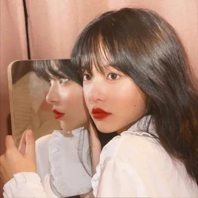 出墙红杏两家春